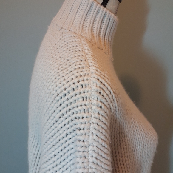 Cable knit cropped sweater. - Picture 3 of 4